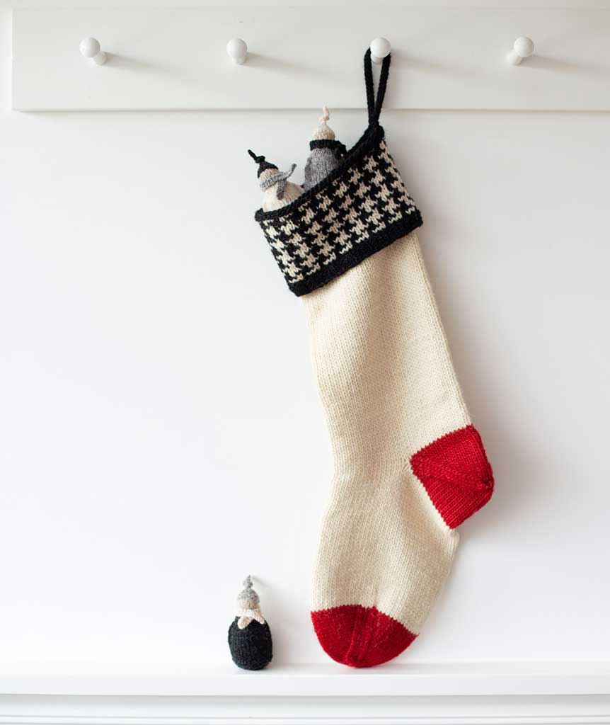 Basic Christmas Houndstooth Stocking Using Brown Sheep Lamb's Pride Worsted